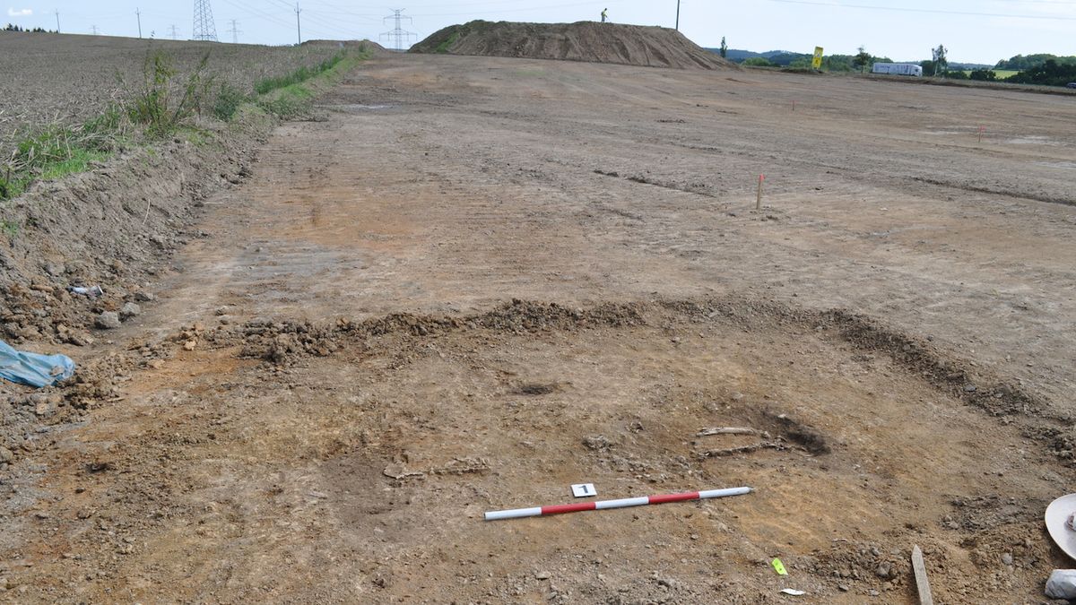 Archeologové odhalili v jihočeské trase D4 pravěká sídliště a hroby. Výzkum i stavba pokračují